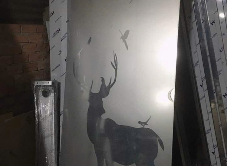 TẤM INOX HOA VĂN CỬA, CA BIN CON NAI  MÀU TRẮNG -VÀNG