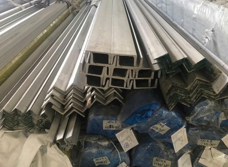 VÊ ĐÚC INOX 304: 65 x 65 x 6.0 x 6 M