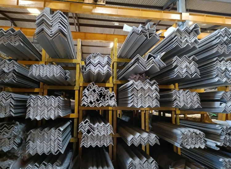 VÊ ĐÚC INOX 304: 65 x 65 x 5.0 x 6 M