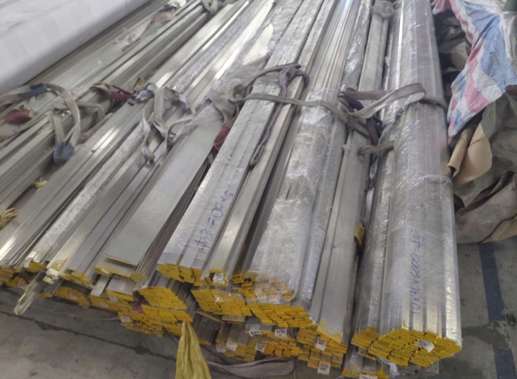 THANH LA ĐÚC 304 SỌC XƯỚC : 50 x 5.0 x 4000/6000MM/HL- LẬP LÀ INOX - Stainless Steel Flat Bar