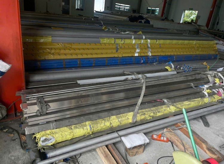THANH LA ĐÚC 304 SỌC XƯỚC : 80 x 5.0 x 4000/6000MM/HL- LẬP LÀ INOX - Stainless Steel Bar Flat