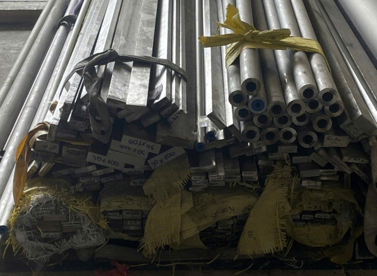 THANH LA ĐÚC 304 SỌC XƯỚC : 60 x 6.0 x 4000/6000MM/HL- LẬP LÀ INOX - Stainless Steel Bar Flat